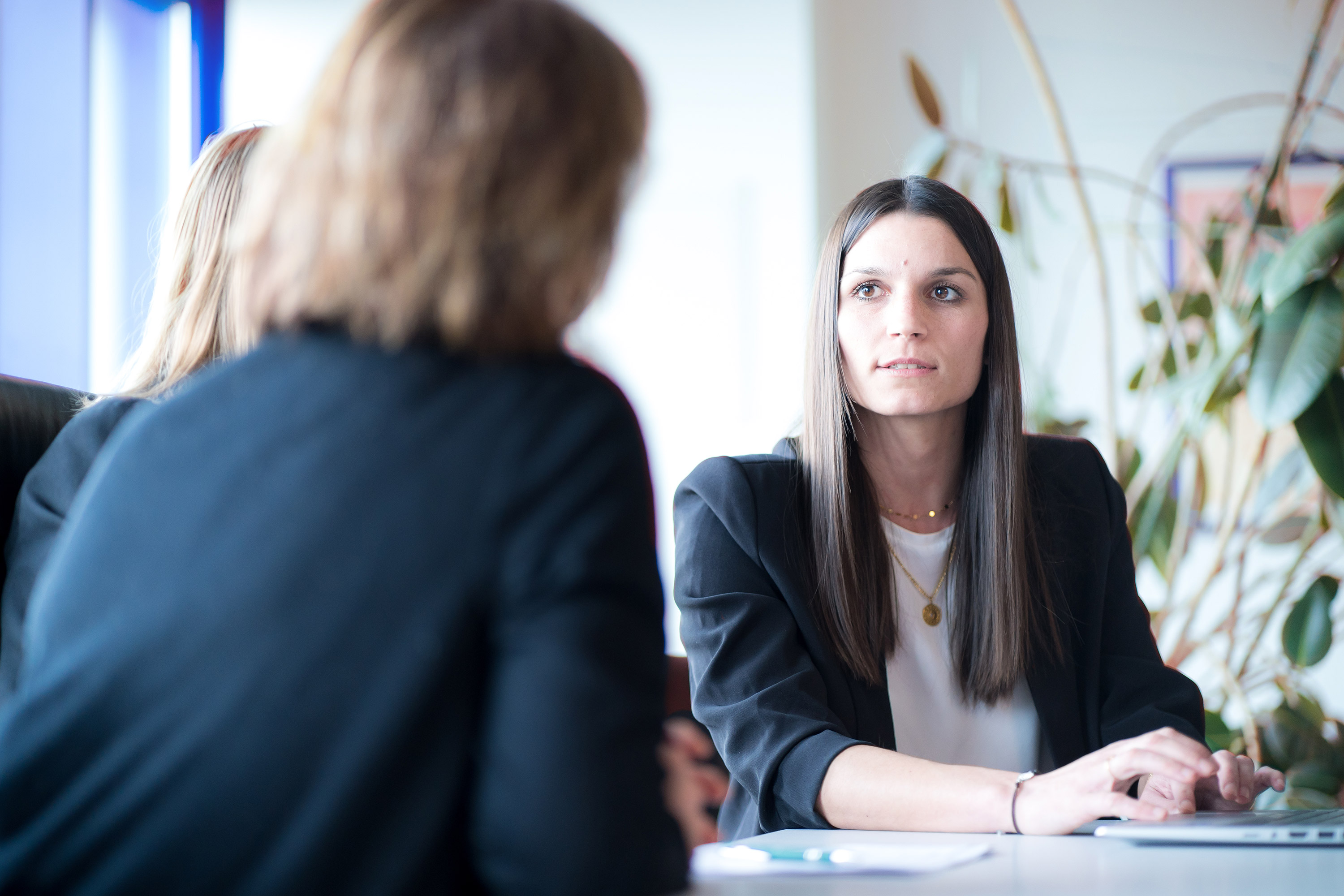 Blick in Flur mit verschiedene Räumen mit Produktionsmaschinen