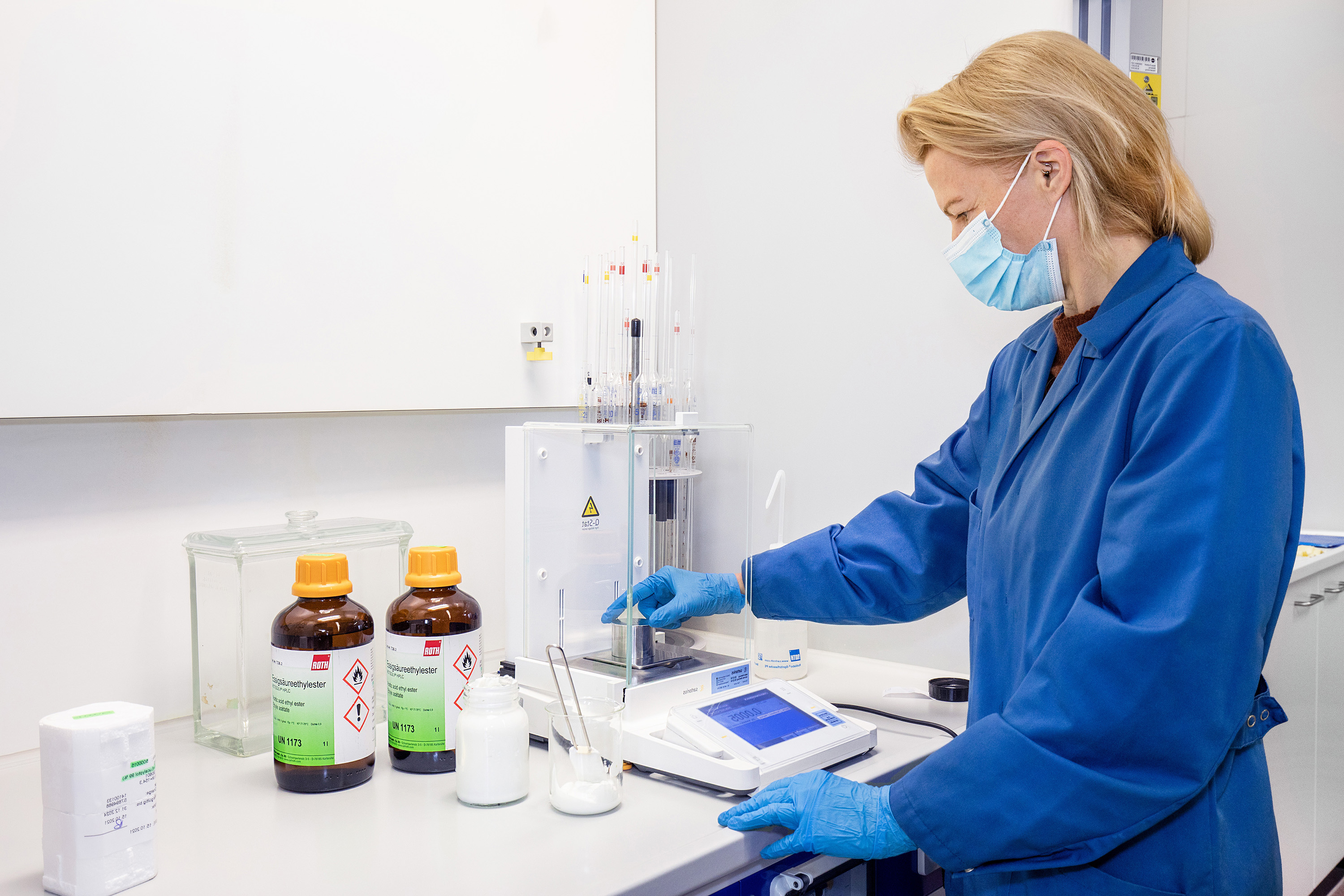 Blick in Flur mit verschiedene Räumen mit Produktionsmaschinen